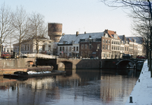 831826 Gezicht op de Weerdbrug over de Stadsbuitengracht te Utrecht; rechts de Zandbrug over de Oudegracht.